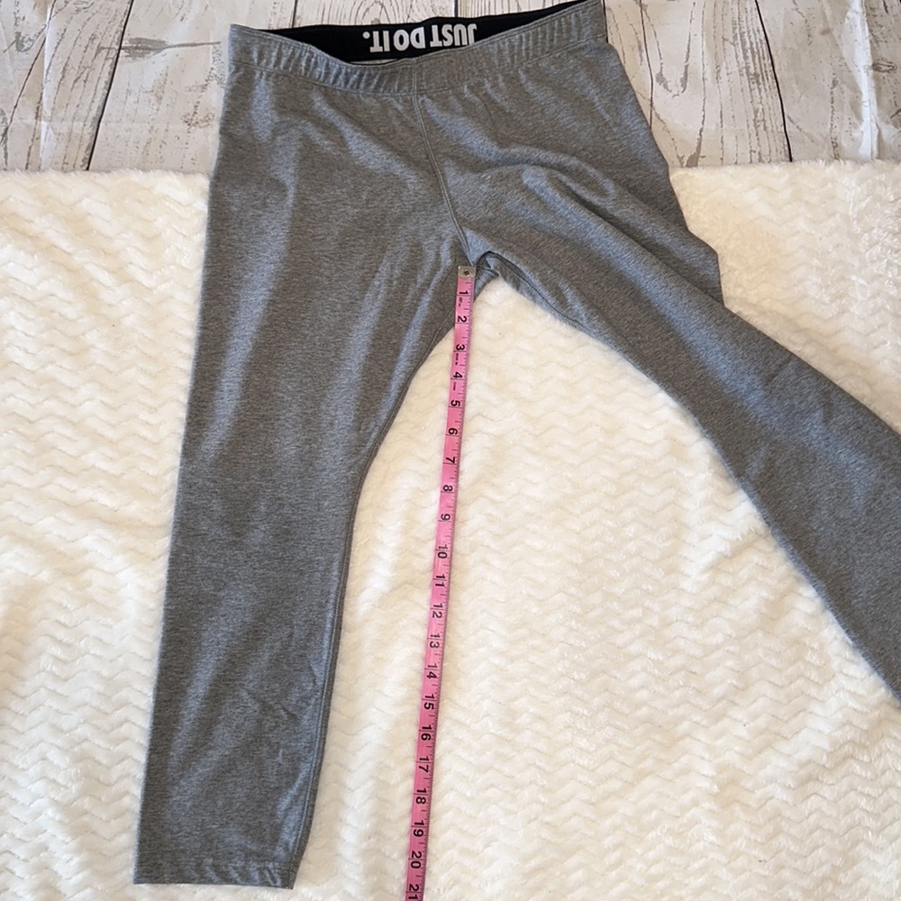 Nike Gray Cropped Capri Leggings Stretch Pants Size Medium - Picture 10 of 10